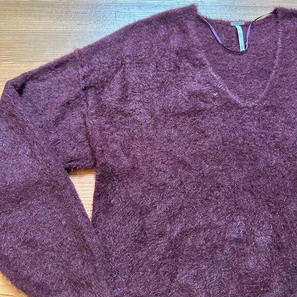 Free People dark red maroon V neck fuzzy pullover oversized sweater SIZE M - Picture 2 of 5